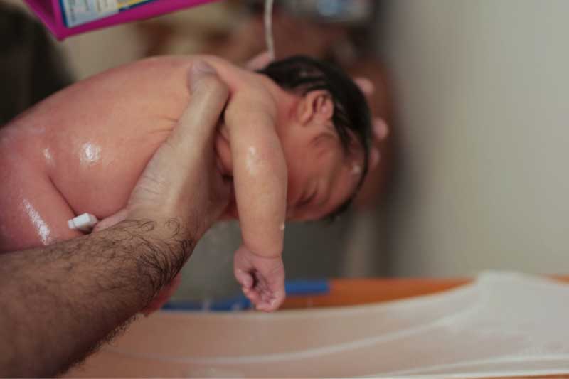 kupanje bebe preko ruke