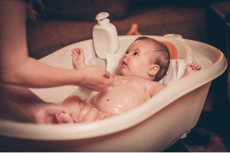 kupanje bebe u koritu