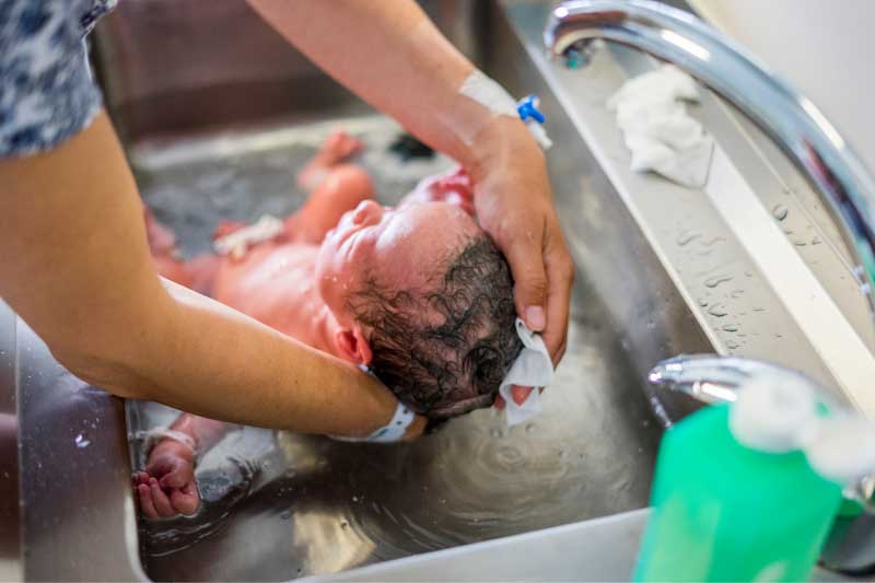 kupanje bebe u lavabou